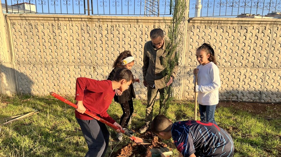 Öğrencilerimizle bahçemizi ağaçlandırdık.